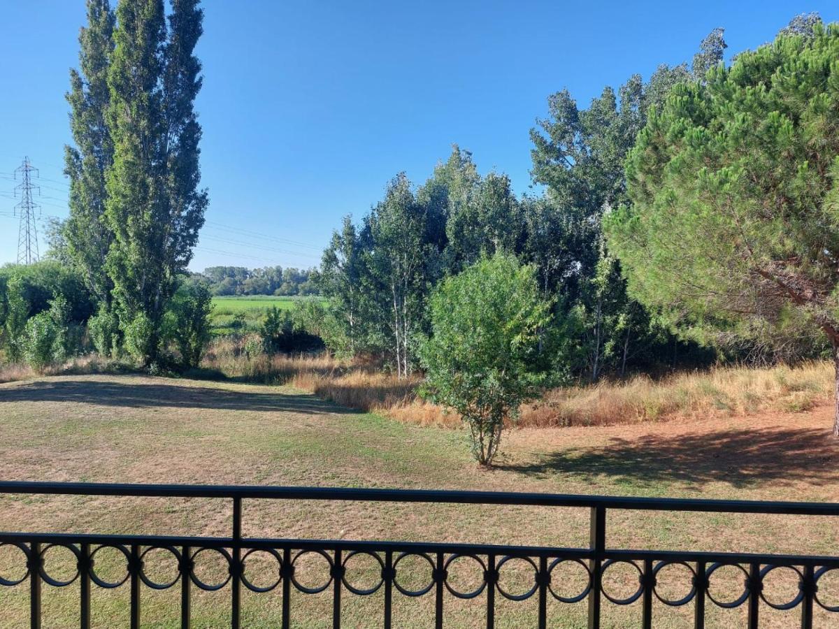 Aux Abords Du Lac Lägenhet Arles Exteriör bild